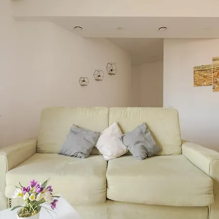 Apartment With Free Parking Near To The Centre